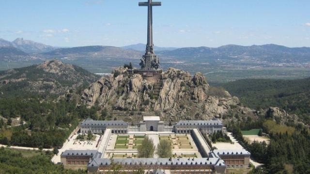 Un juez abre por primera vez una fosa común del Valle de los Caídos.