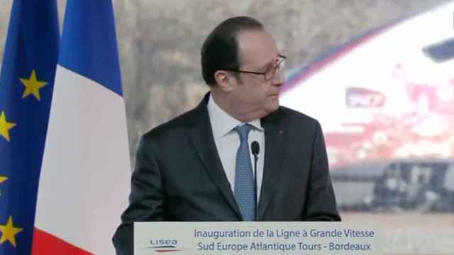 Hollande en el momento que suena el disparo durante su discurso de este martes en Villognon.