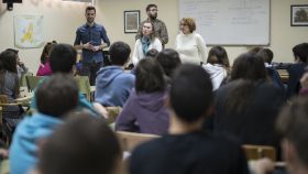 Activistas de Arcópoli en la clase contra la homofobia en el IES Manuel de Falla