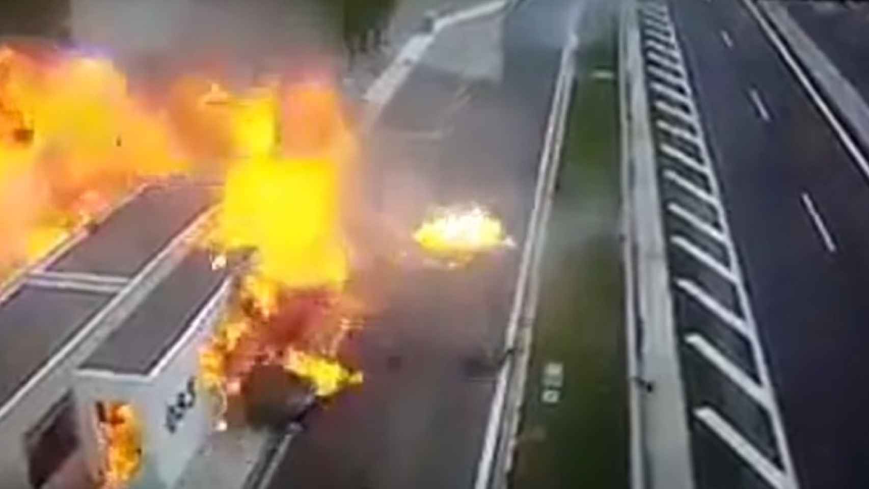 Los dos coches, envueltos en llamas tras el brutal accidente ocurrido en Atenas.