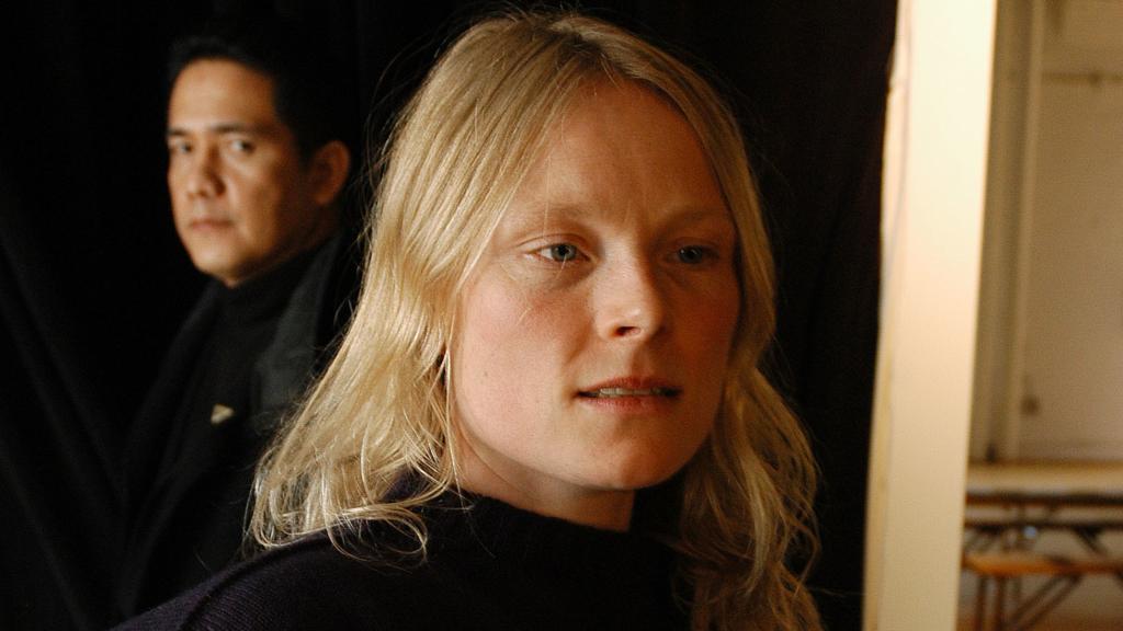 Luella Bartley en el backstage de su desfile en 2004. | Foto: GETTY