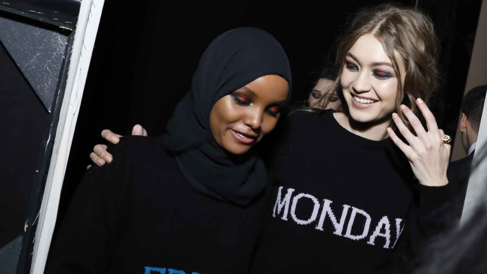 Halima Adem junto a Gigi Hadid. Foto: Getty Images.