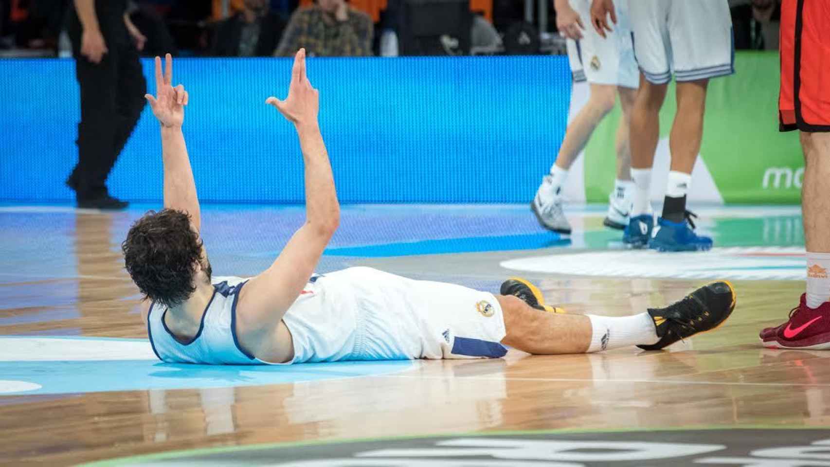 Sergio Llull celebra una canasta contra Valencia Basket.