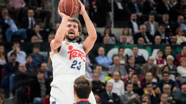 Sergio Llull tira a canasta delante de un defensor.