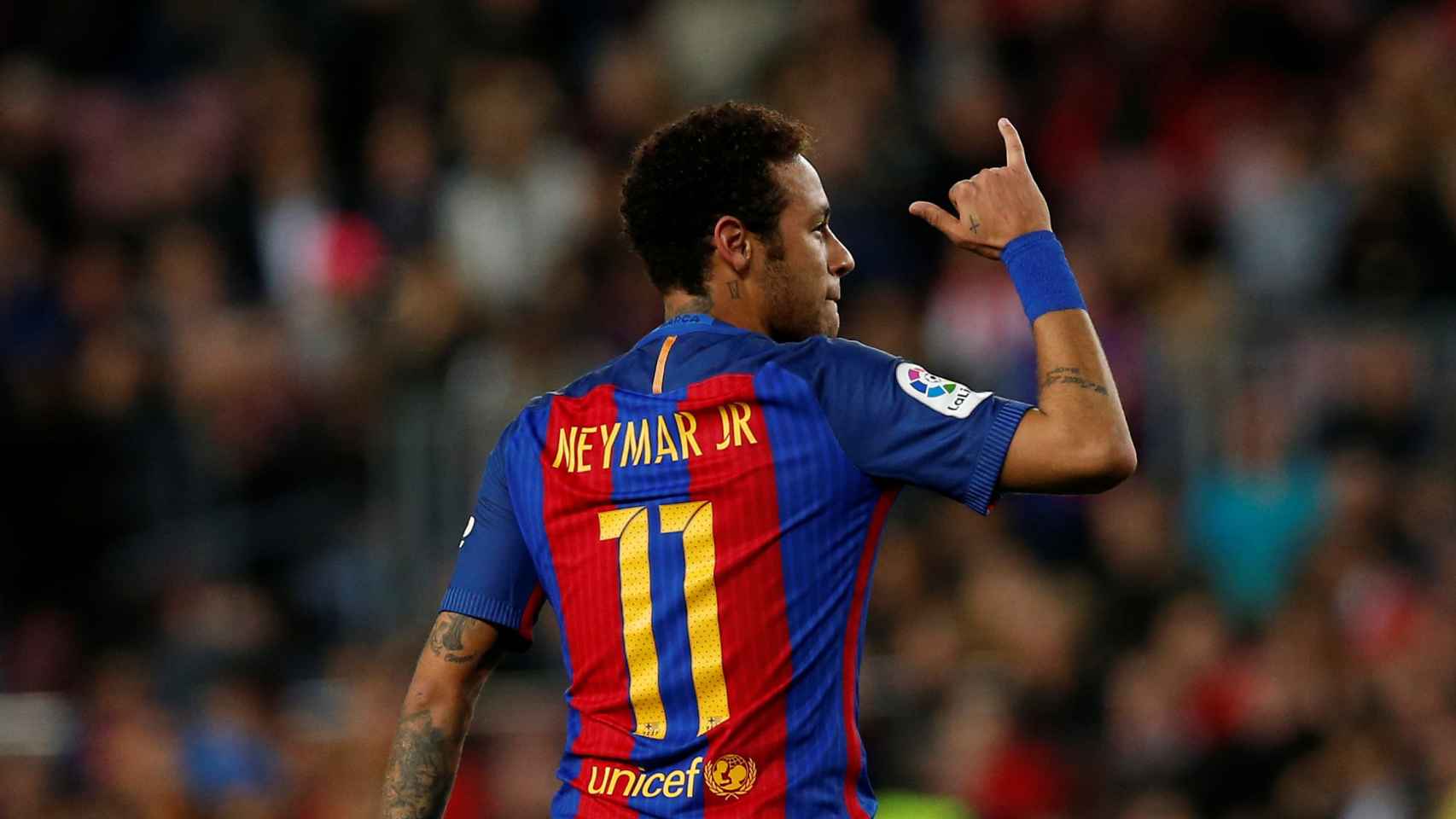 Neymar celebra su gol de falta.