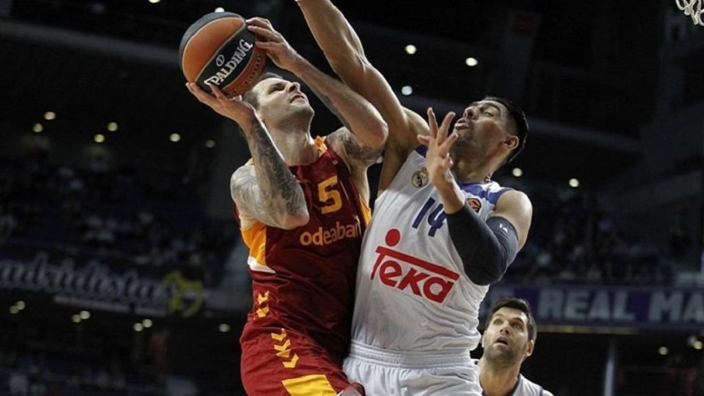 Ayón contra Micov. Foto: Euroleague.net