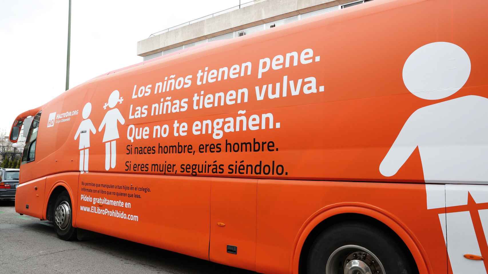 Autobús de HazteOír con la campaña original.