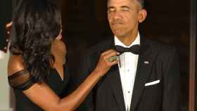 Michelle Obama arregla la pajarita a su marido, en una imagen de archivo.