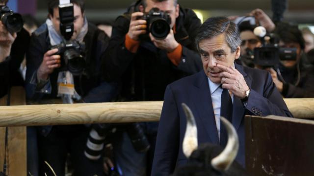 El candidato conservador en un posado a los medios en la feria de Agricultura de París.