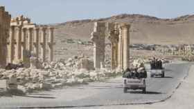 Soldados del ejército sirio conducen en la ciudad histórica de Palmira.