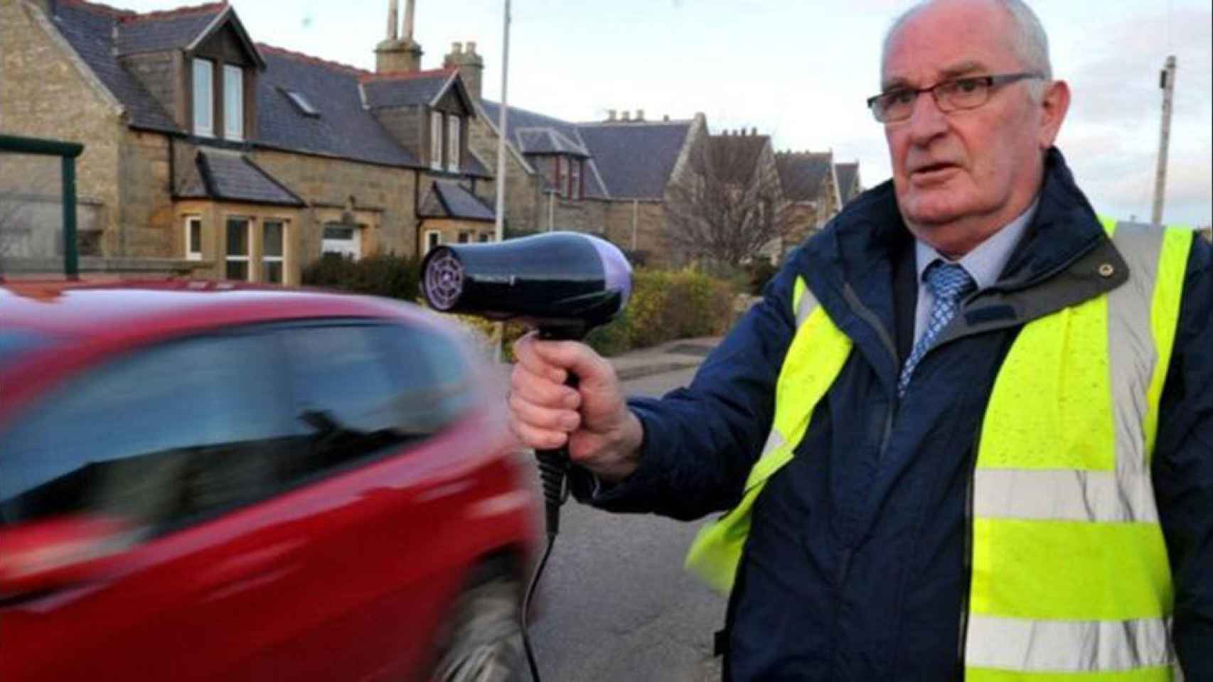 Un vecino de Moray controlando el exceso de velocidad en las calles del pueblo con un secador.