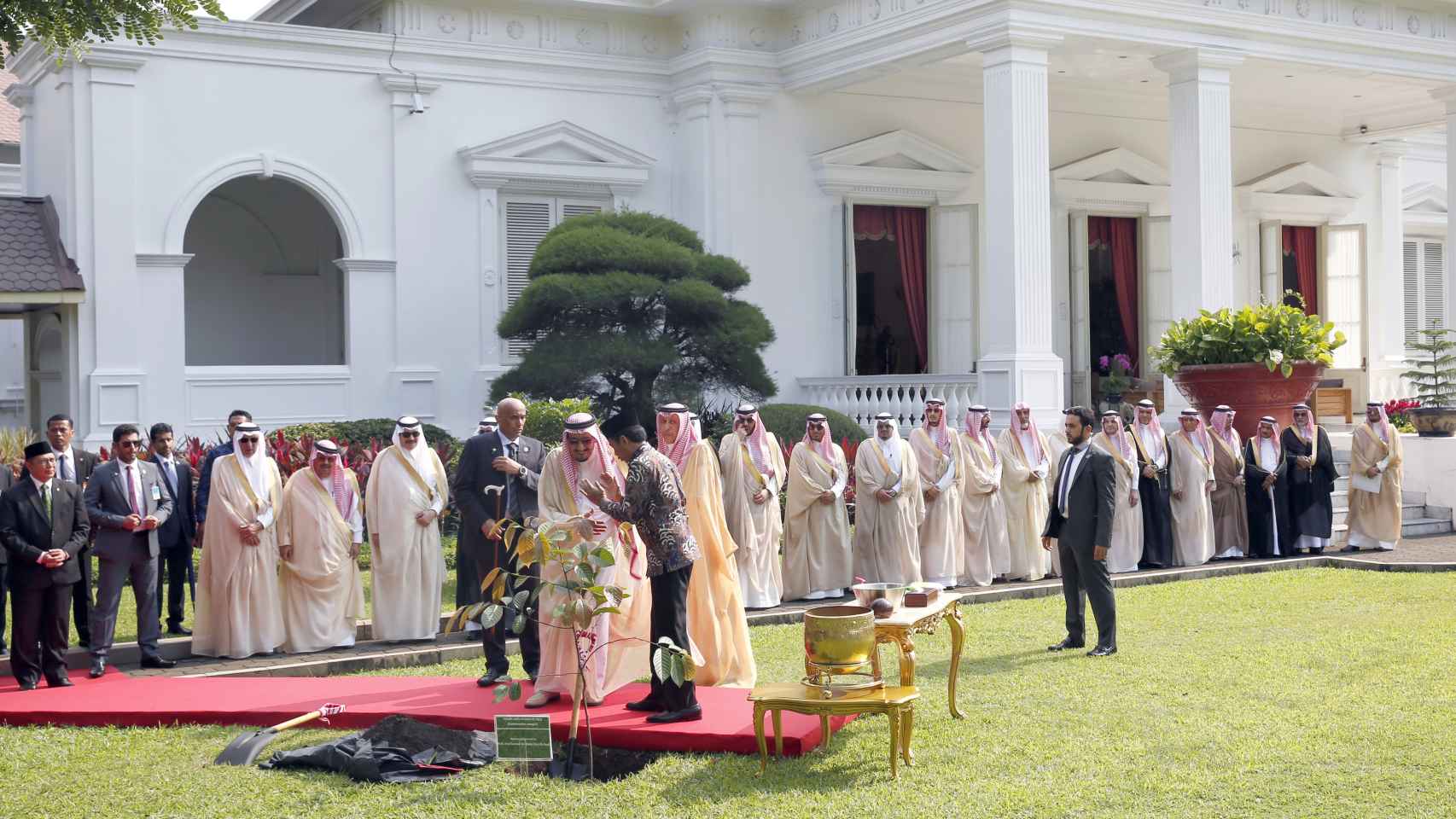 El presidente de Indonesia Joko Widodo recibiendo al rey Salman.