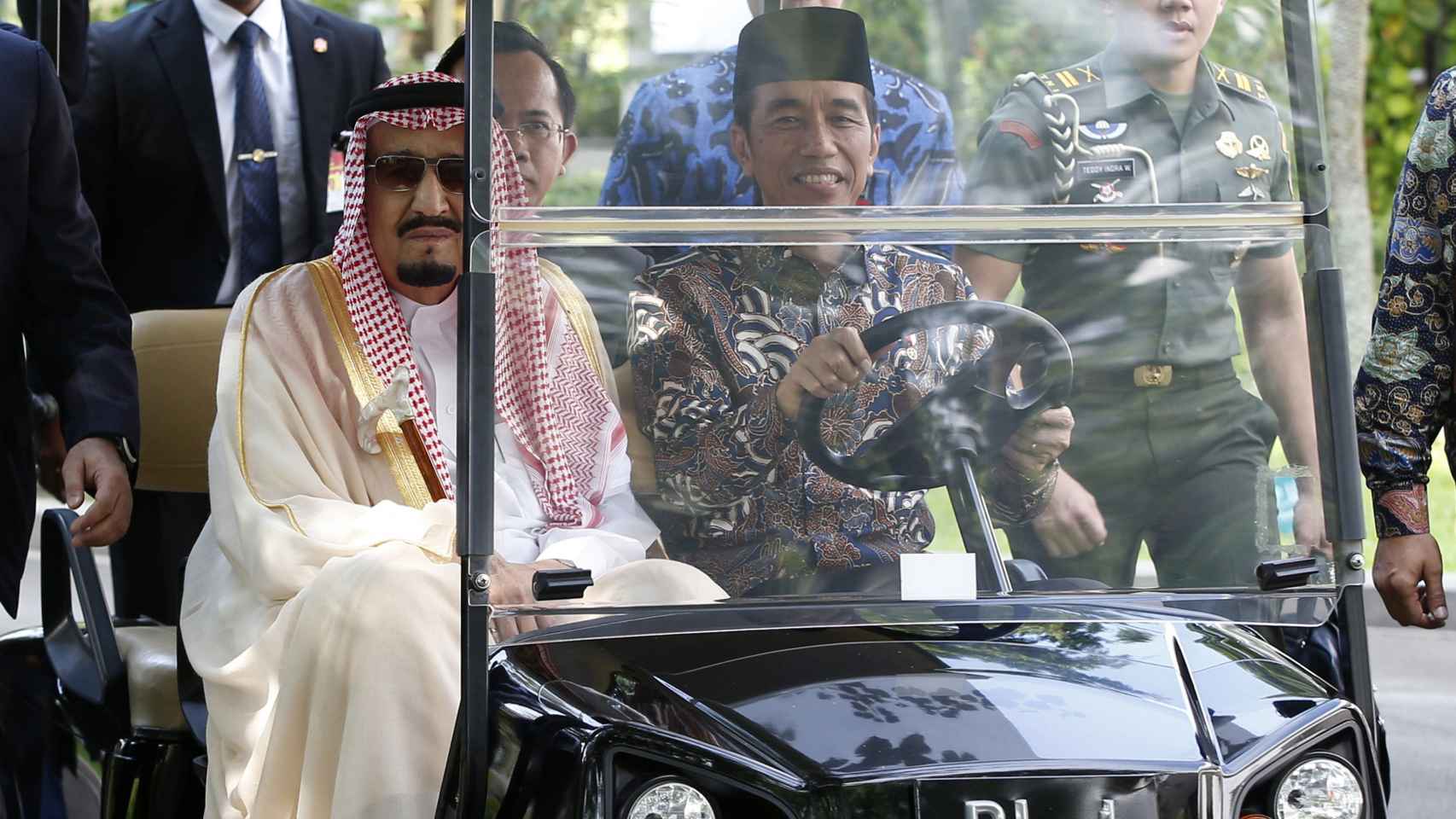 El presidente de Indonesia Joko Widodo y el rey Salman en un carrito de golf.