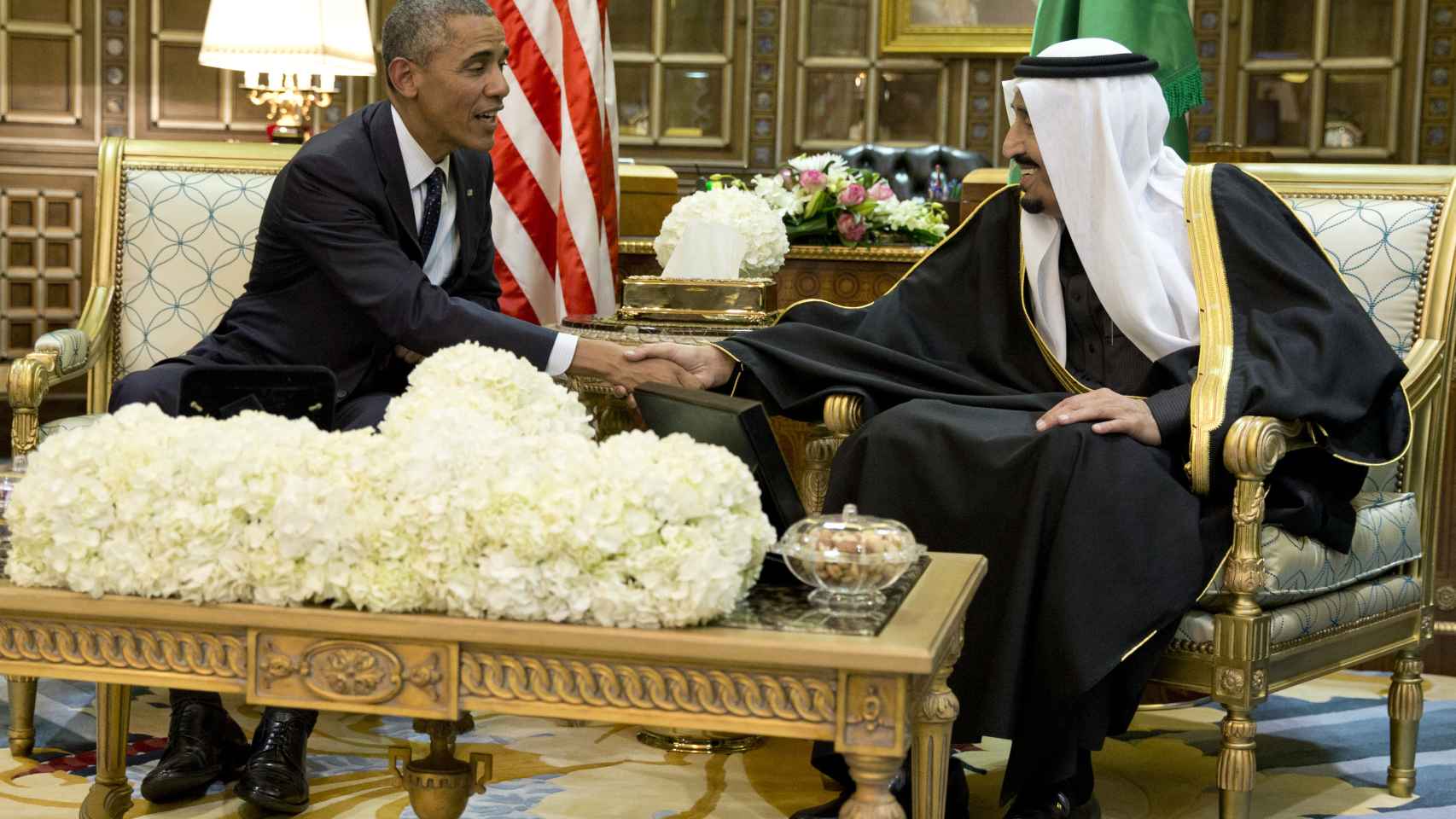 Barack Obama en su visita oficial a Arabia Saudí donde se aprecia el dispensador de papel de oro detrás.