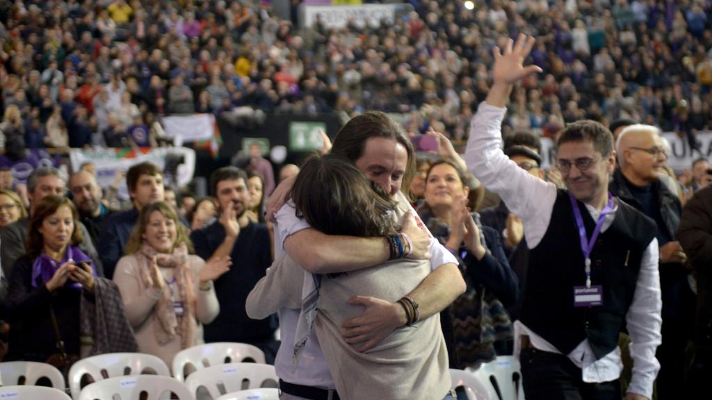 El efusivo abrazo entre Pablo Iglesias e Irene Montero en Vistalegre II.