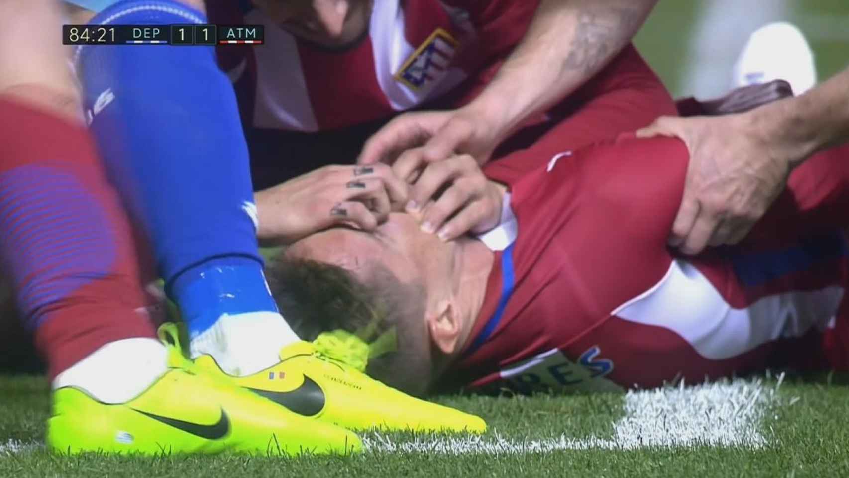 El delantero del Atlético se tragó la lengua y fue atendido de inmediato sobre el césped. / Fuente: TV