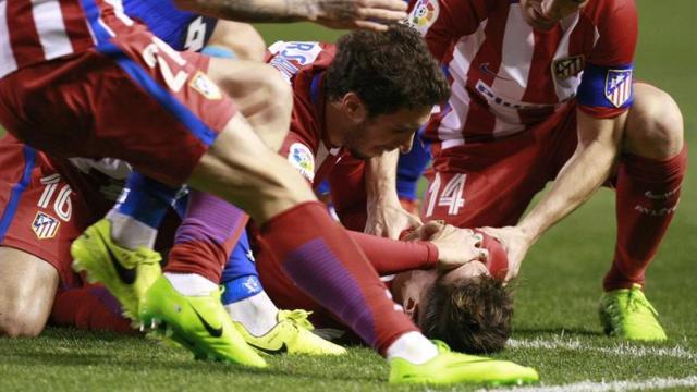 Fernando Torres es atendido en Riazor por los servicios médicos.