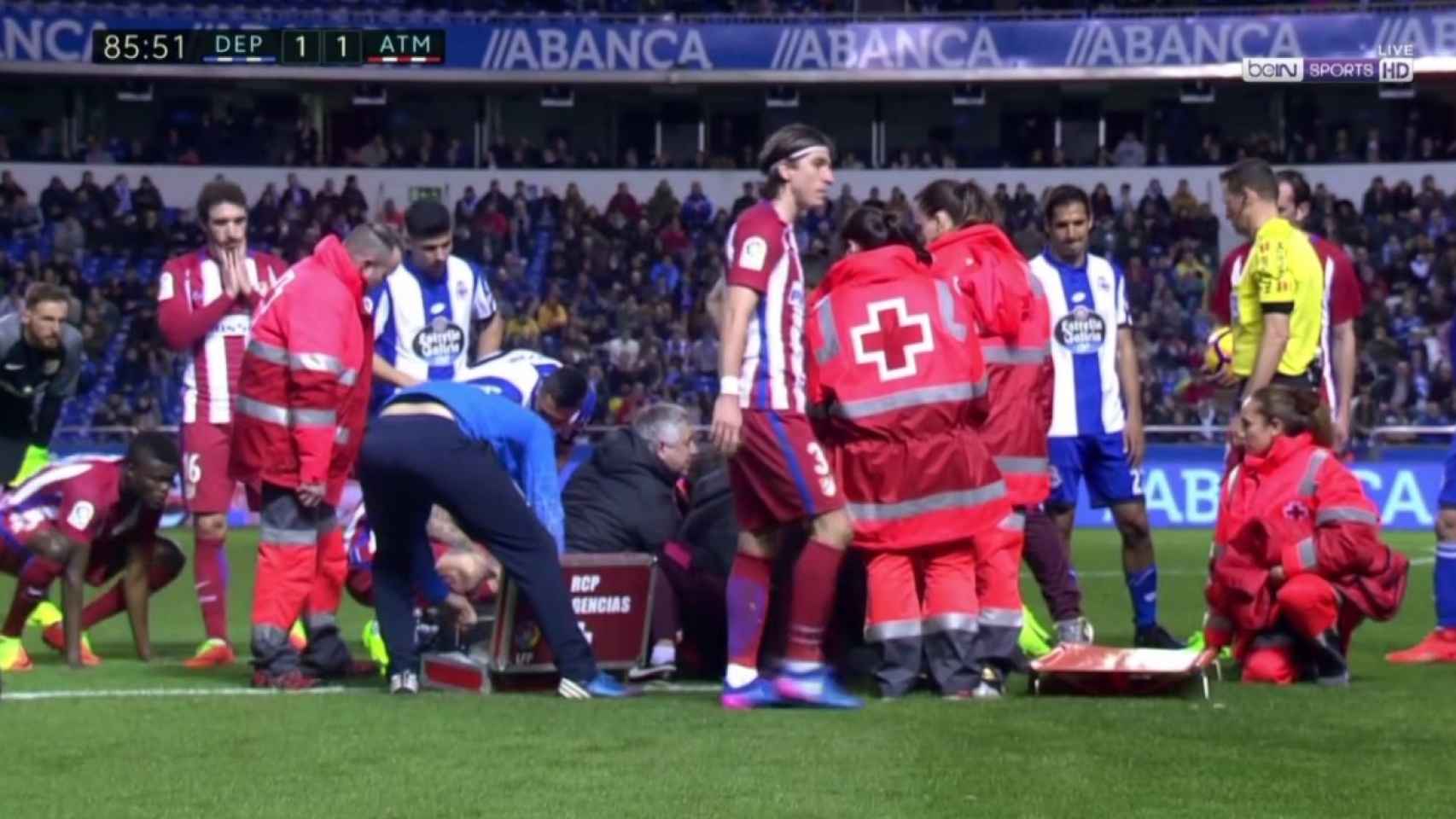 Los jugadores del Atlético de Madrid, preocupados tras el choque.