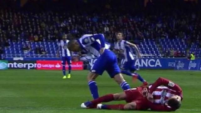 Torres se desploma en Riazor   Foto: Twitter (@elchiringuitotv)