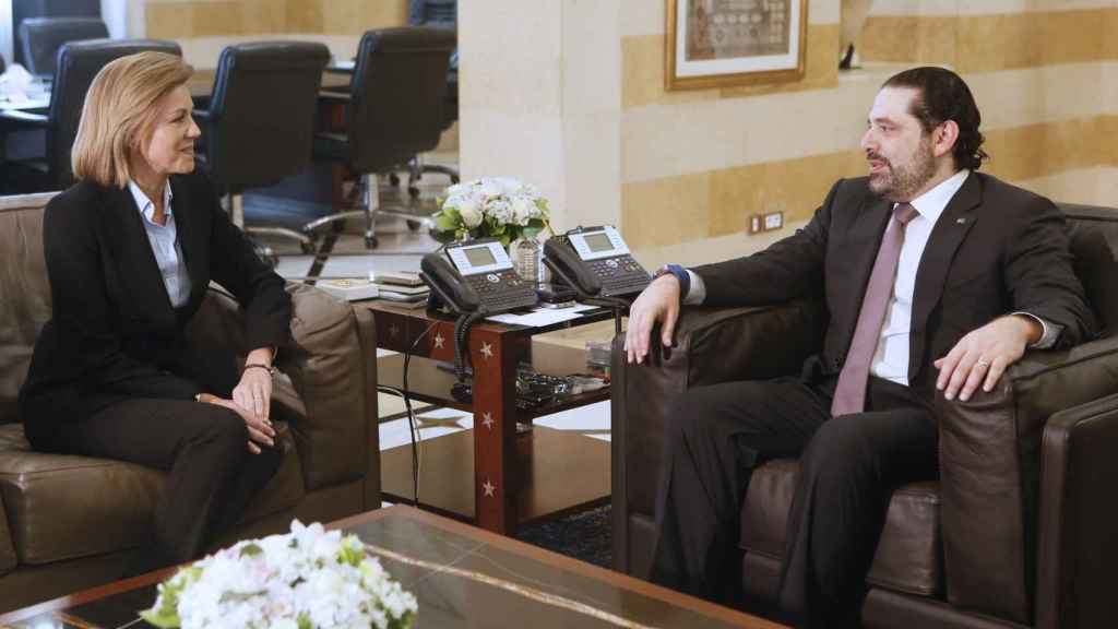 La ministra de Defensa, María Dolores de Cospedal (i), durante la reunión con el primer ministro libanés, Saad Hariri (d), hoy en Beirut.