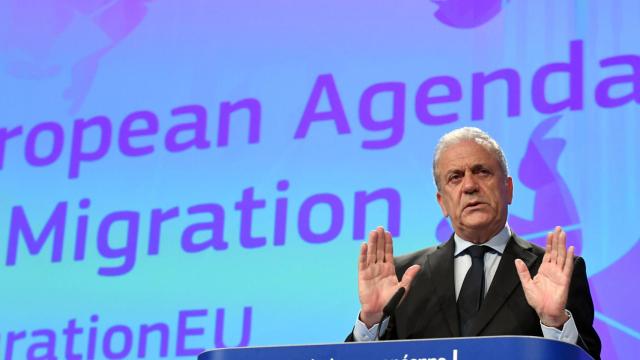 El comisario Avramopoulos presenta sus planes para acelerar las deportaciones