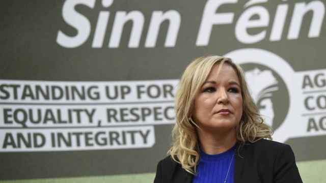 La líder del Sinn Féin, Michelle O'Neill, busca imponerse frente a los unionistas en estos comicios anticipados.