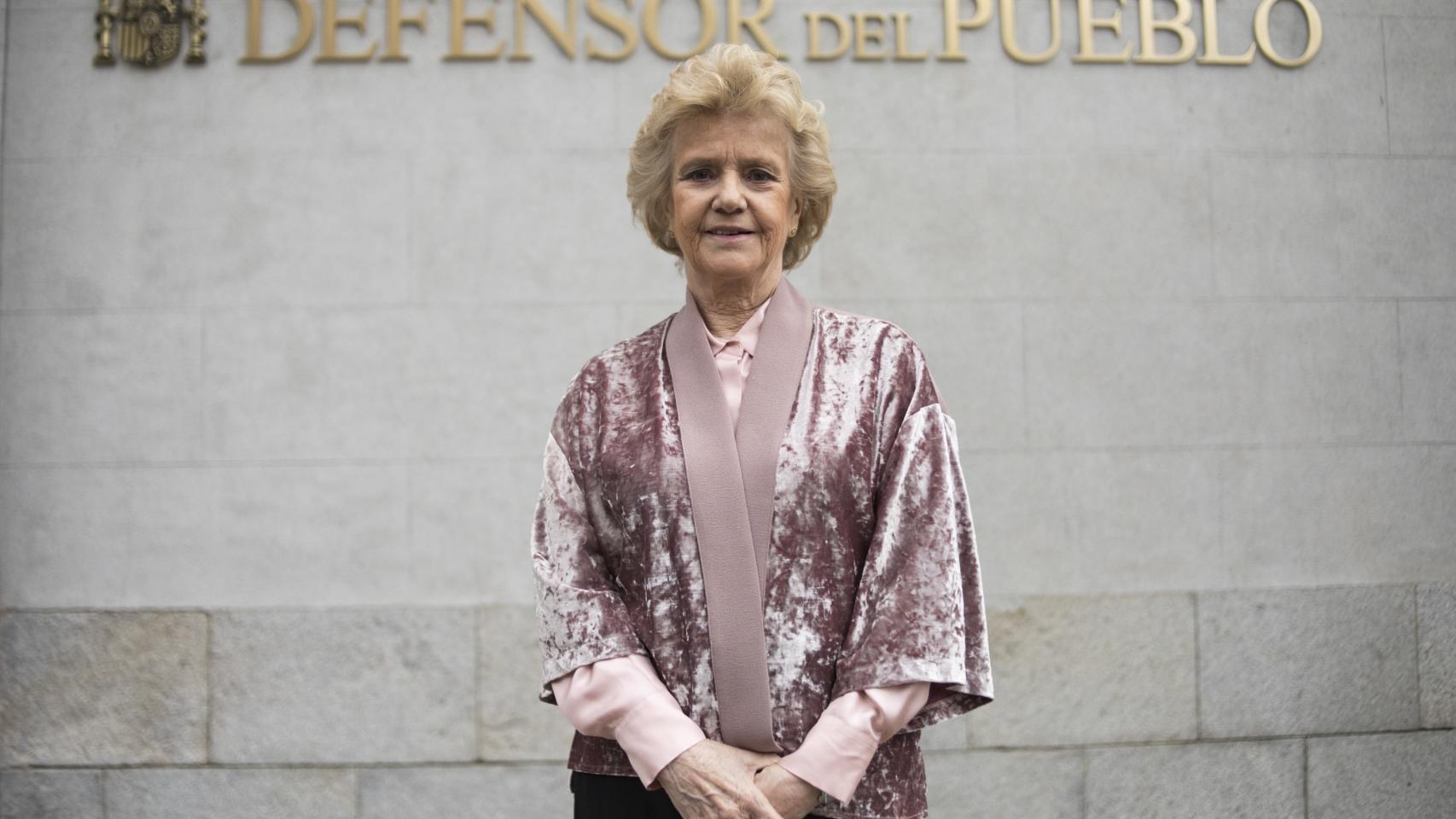Soledad Becerril en la puerta de la sede de El Defensor del Pueblo en Madrid.