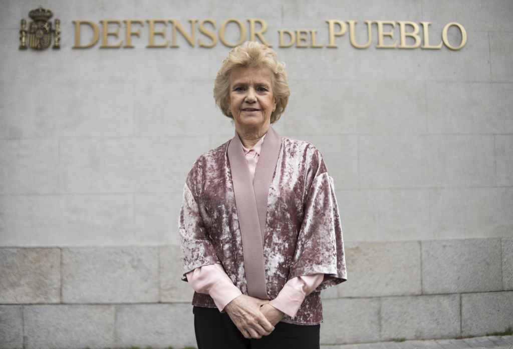 Soledad Becerril en la puerta de la sede de El Defensor del Pueblo en Madrid.