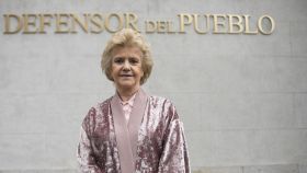 Soledad Becerril en la puerta de la sede de El Defensor del Pueblo en Madrid.