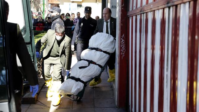 Traslado del cuerpo de una mujer de 45 años que ha muerto hoy tras ser apuñalada en el cuello en el interior de un piso de la localidad madrileña de Alcobendas.