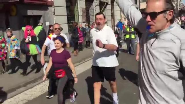 Ignacio Alfonso metido en el papel de Rajoy en su caminata por Tolosa.