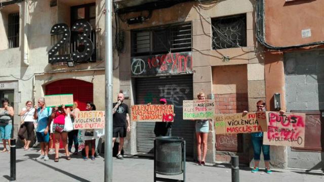 Protesta de un grupo de prostitutas del Raval, en la que participa el concejal de la CUP, Josep Garganté.