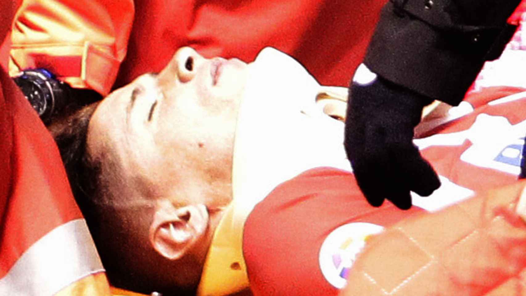 Fernando Torres atendido por los servicios de emergencia.