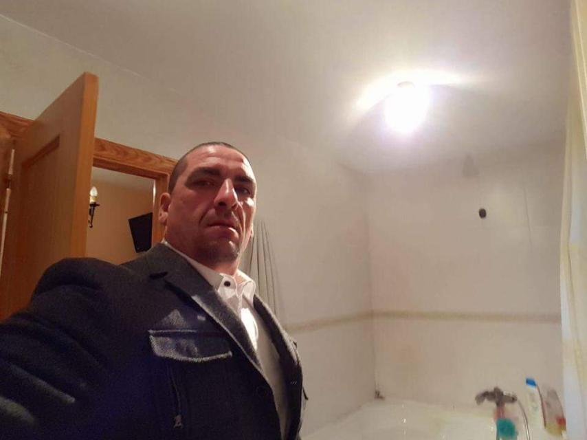 José Luis tiene 47 años. Cuando su abuela falleció, él vivía con ella bajo el mismo techo.