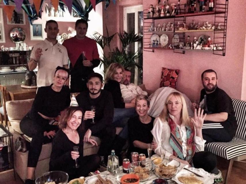 David Delfín con unos amigos celebrando su cumpleaños la noche antes del fallecimiento de Bimba.