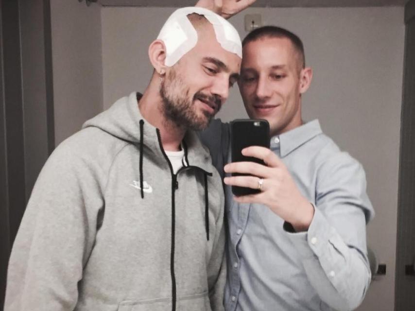 Pablo Sáez y David Delfín, sonrientes tras la operación en abril de 2016.