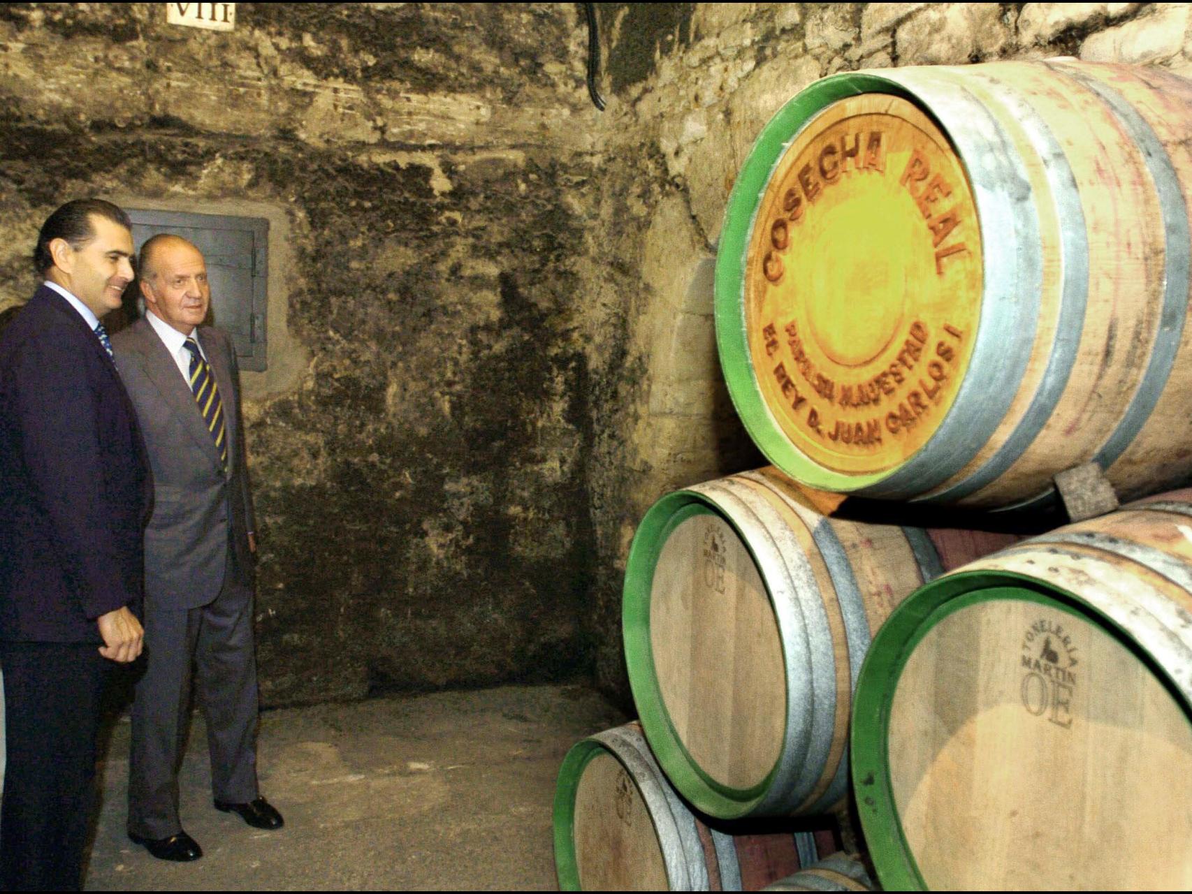Don Juan Carlos ante las barricas destinadas a la Casa Real