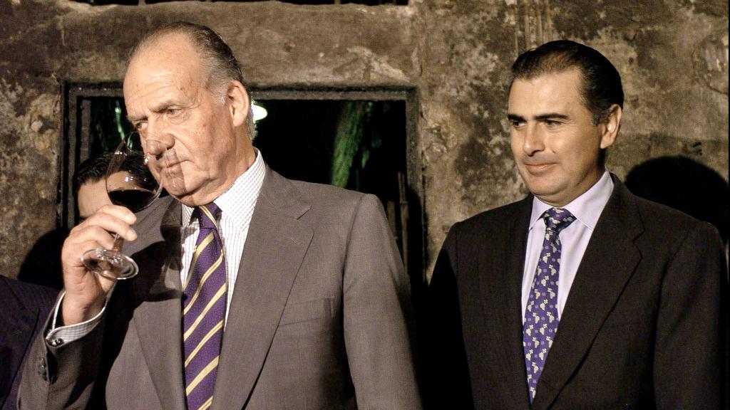 Don Juan Carlos degusta un vino en la inauguración de las nuevas bodegas de Marqués de Riscal