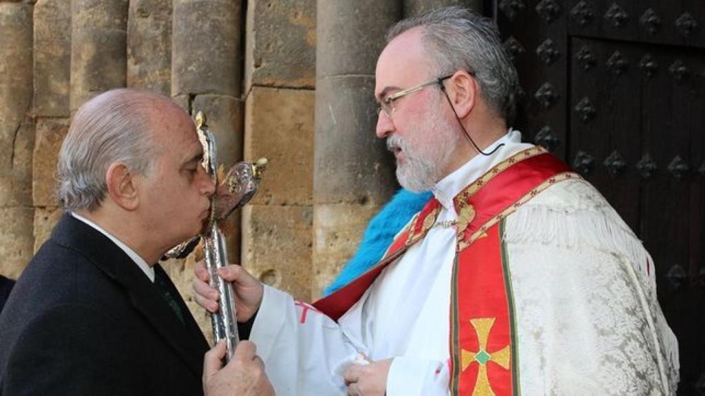 El ex ministro del Interior, Jorge Fernández Díaz, besando un crucifijo