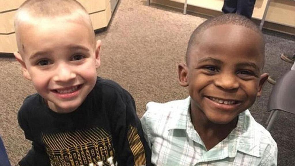 De izquierda a derecha, Jax y Reddy, con el mismo corte de pelo.