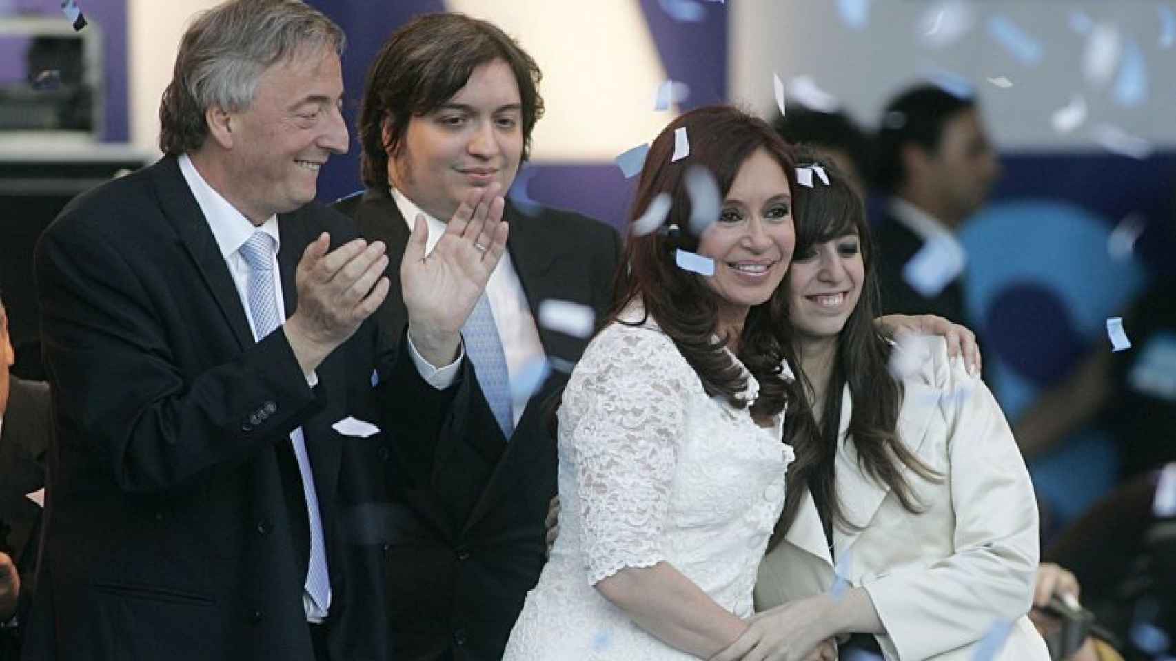 El fallecido Néstor Kirchner, junto a su esposa Cristina y sus hijos.