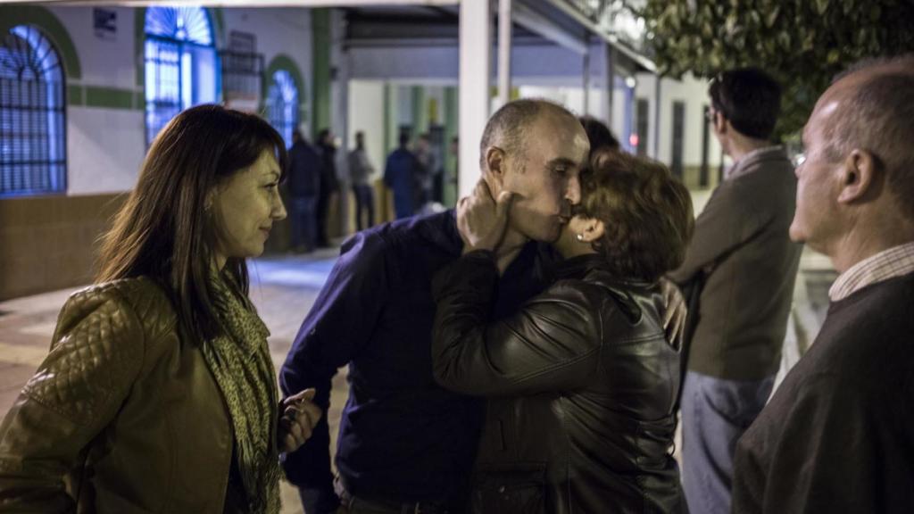 Los padres de Adolfo, Maria Dolores Crespo y Adolfo Sánchez, despedidos por sus vecinos de camino al hospital para visitar a su hijo.