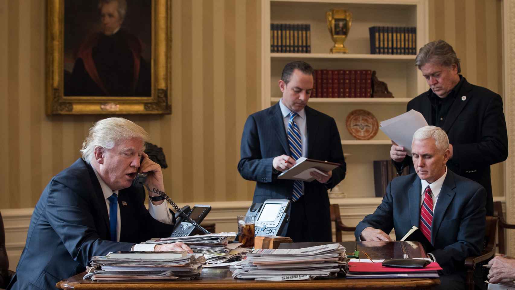 Trump, y el vicepresidente Pence, junto a parte de su equipo en el Despacho Oval