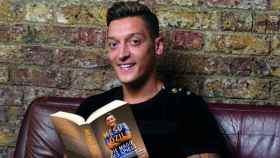 Özil posa con su nuevo libro. Foto. Twitter: @MesutOzil1088