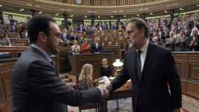 Hernando saluda a Rajoy tras la investidura del presidente.
