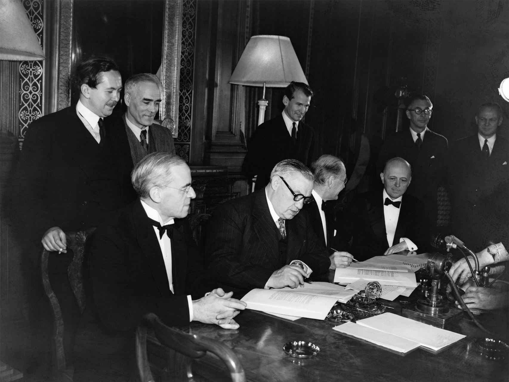 El ministro de Exteriores de EE.UU. Ernest Bevin nirmando el Plan Marshall en 1948.
