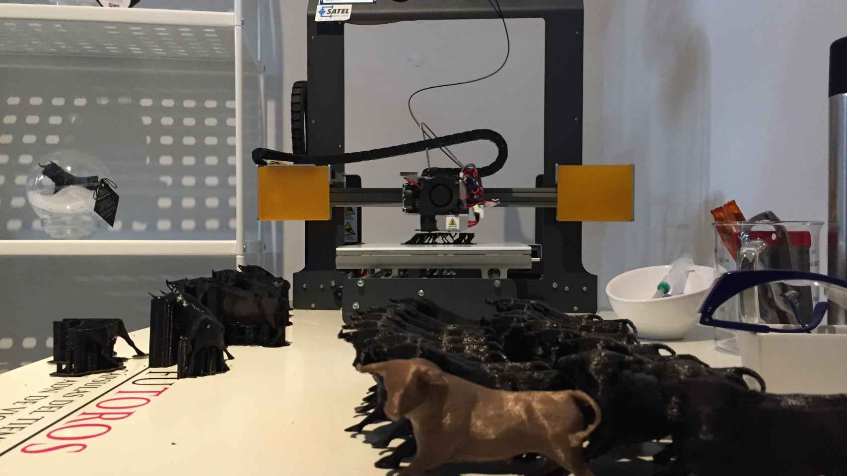 Creación de miniatura de toro en una impresora 3D.