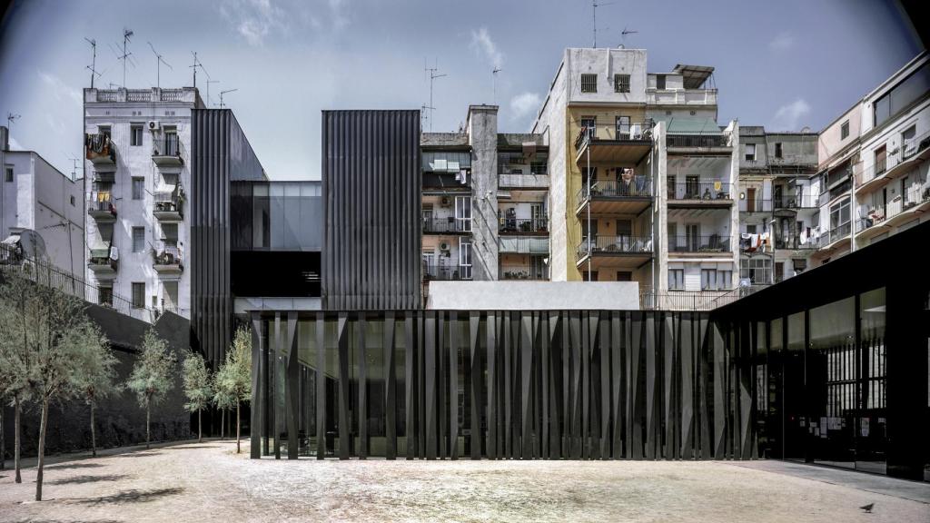 Biblioteca San Antoni - Joan Oliver, hogar de ancianos y jardines Cándida Pérez (Hisao Suzuki).