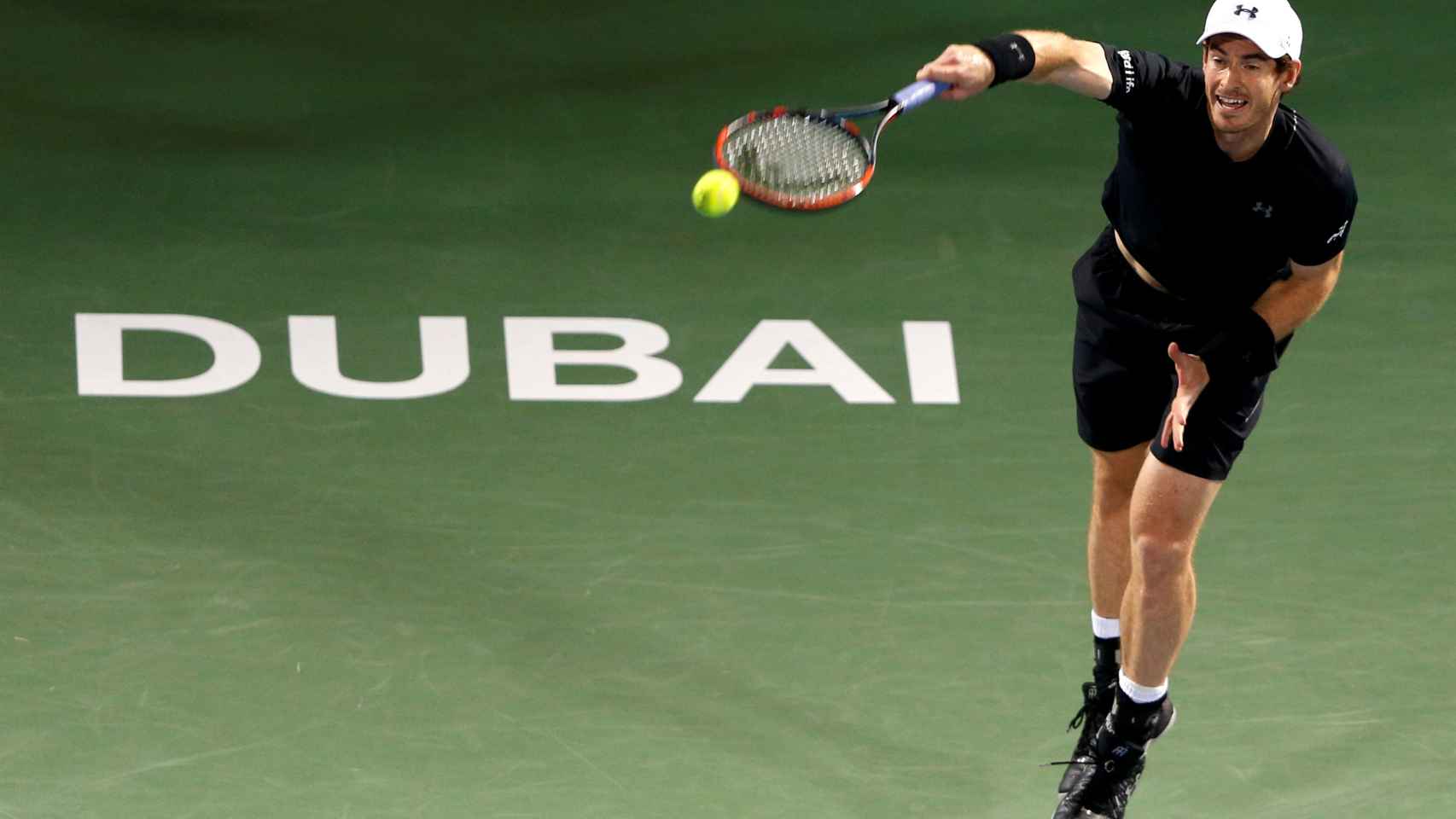 Andy Murray en pleno golpeo de la pelota en la final de Dubái.
