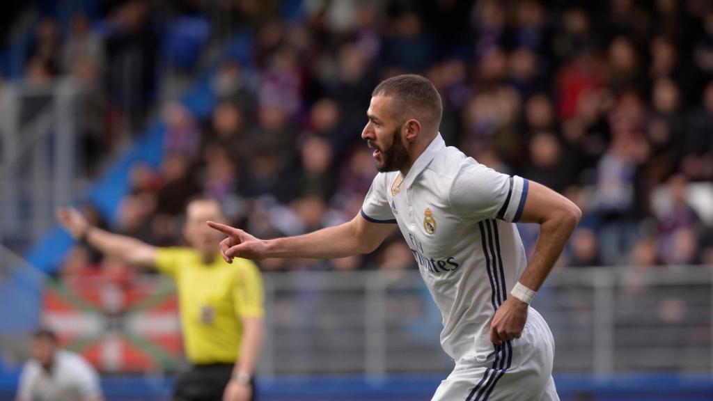 Benzema durante el partido contra el Eibar.